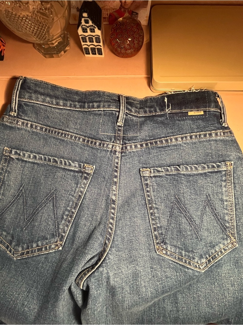 MOTHER JEANS ( THE SWISHER SNEAK) size womenโs 27 ๐๐ - Picture 5 of 7